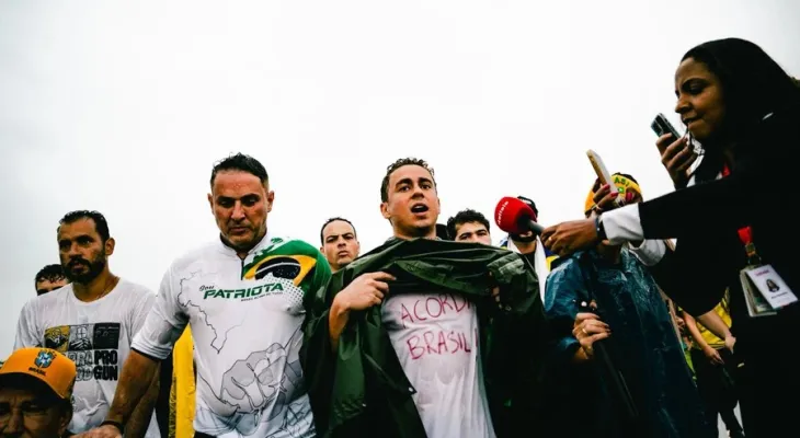 Nikolas Ferreira chega a Brasília em marcha por anistia e reforça segurança pessoal