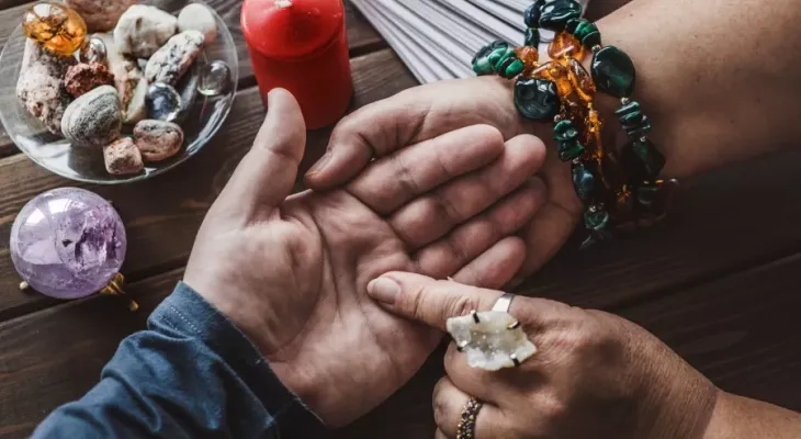Golpes “espirituais”: como falsos curandeiros tiram milhares de reais de vítimas vulneráveis e por que você precisa ficar de olho