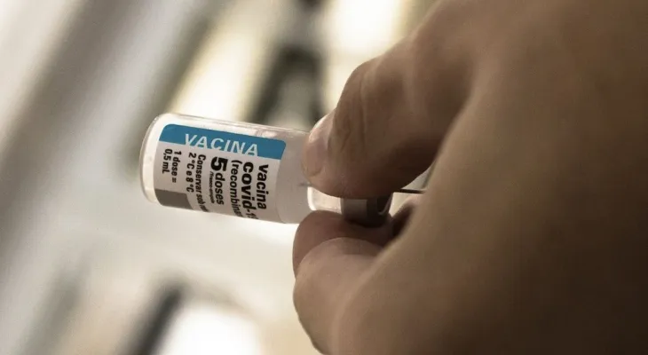 Paraná recebe 112 mil doses de vacina contra a Covid-19; saiba quem deve se vacinar