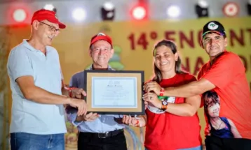 Professor Lemos homenageia Movimento dos Trabalhadores Rurais Sem Terra