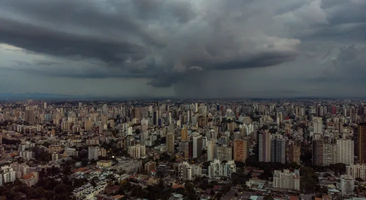 Chuva extrema em curto intervalo explica transtornos registrados em Curitiba
