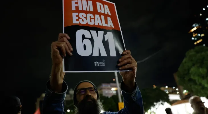 Justiça reconhece rescisão indireta de trabalhadora após mudança de escala de 5×2 para 6×1