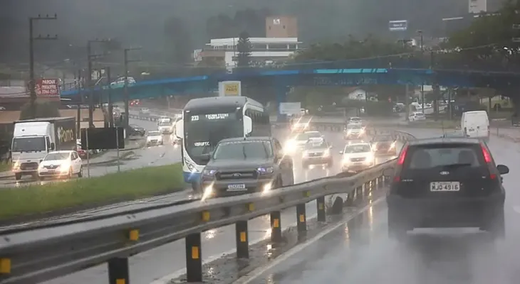 SC tem alerta vermelho para alagamentos e deslizamentos na capital