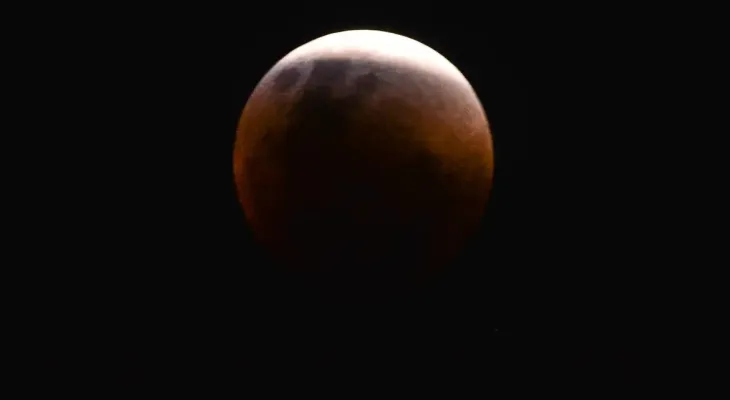 Começou na madrugada de hoje o fenômeno da Lua de Sangue