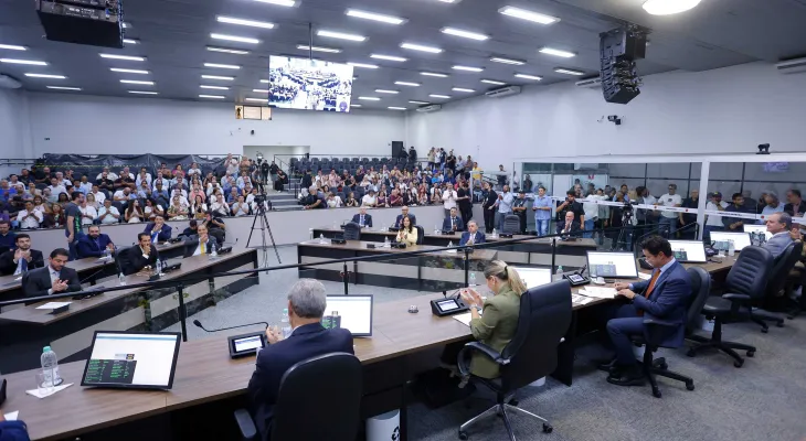 Protesto, restrição e tensão marcam entrega de título a Guto Silva na Câmara de Maringá