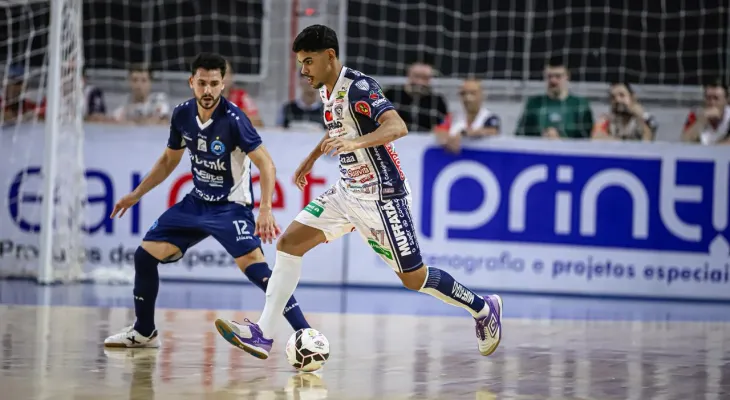 Cascavel decepciona na estreia e evita derrota no último segundo na LNF
