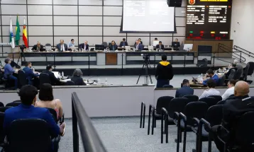 Licitação de R$ 8,3 milhões para kits escolares é questionada na Câmara de Maringá
