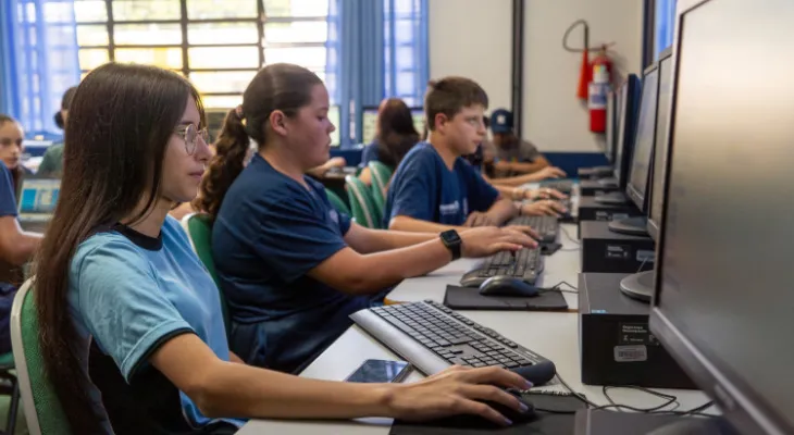Estudantes da rede estadual do PR têm até quinta para fazer cadastro de emprego e CTPS Digital
