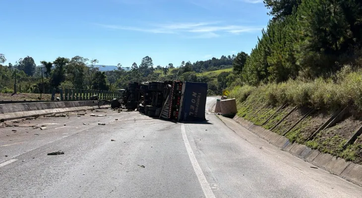 Caminhão tomba na Serra do Cadeado e interdita parcialmente a BR-376 em Mauá da Serra