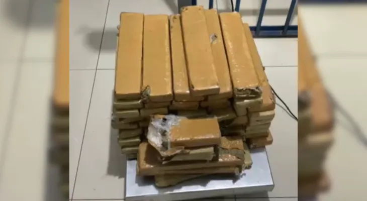 Perseguição na BR-277 termina em capotamento e apreensão de maconha em Medianeira