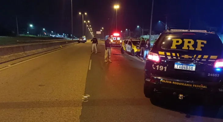 Policial fica ferido após viatura ser atingida por condutor embriagado na RMC; motorista foi preso