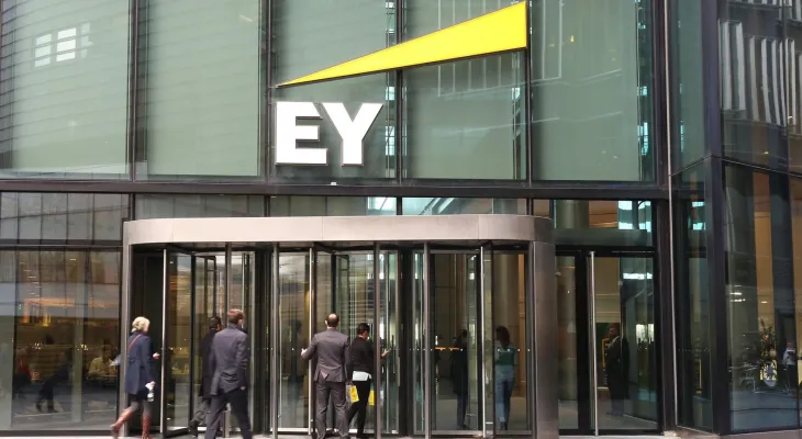 EY e contratos milionários entram no centro do mecanismo de privatizações e PPPs do governo Ratinho