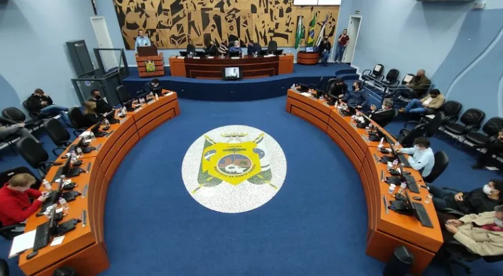 Mesmo com salários acima de R$ 10 mil, vereadores de Ponta Grossa aprovam reajuste e ampliam gasto público