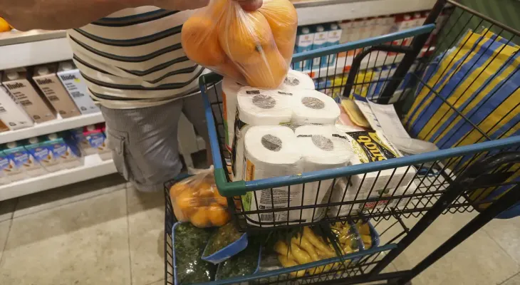 Inflação desacelera em abril, mas alimentos e gasolina seguem pressionando bolso do brasileiro