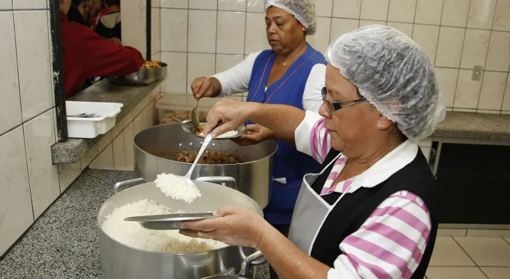 Crise na rede de educação de Ponta Grossa: vereador denuncia falta de pagamentos a merendeiras terceirizadas