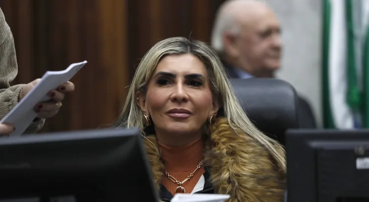 Sob pressão, Flávia enfrenta plenário em confronto e vê autoridade testada na Alep