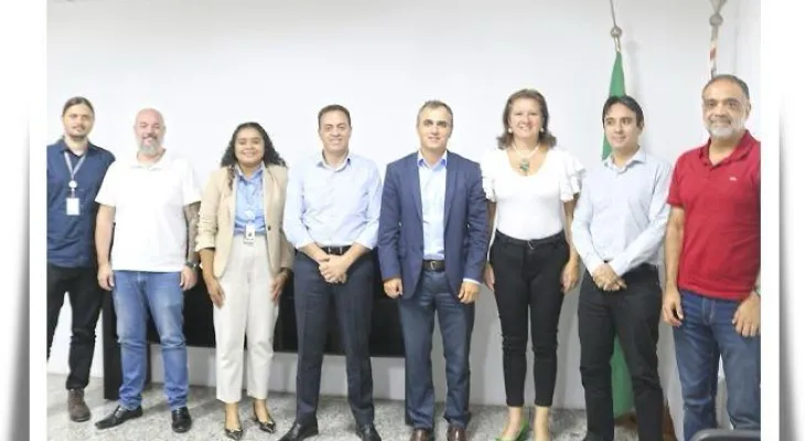 Após suspensão de pregão bilionário, visita de comitiva da SEED a empresa mineira amplia questionamentos