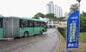 Terminais de Curitiba oferecem encaminhamento profissional e vagas com contratação imediata