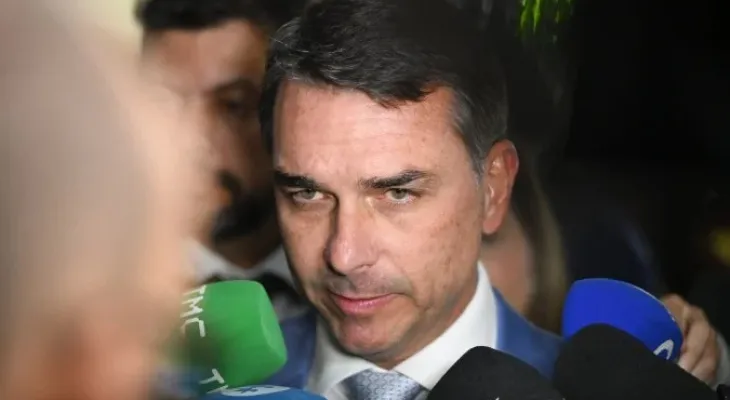 Flávio Bolsonaro defende afastamento do diretor-geral da PF após decisão de Mendonça