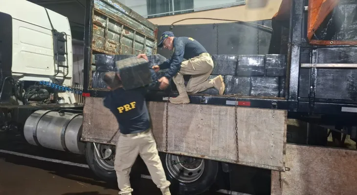 PRF flagra carreta do tráfico com mais de 2,3 toneladas de maconha em Laranjeiras do Sul