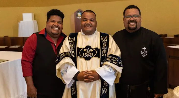 Irmãos são ordenados padres no mesmo dia em igreja onde cresceram no Paraná