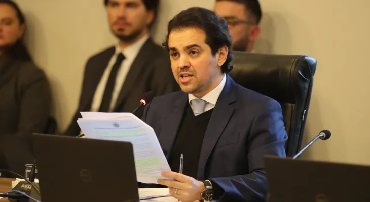 Relator vota para manter perda de mandato de Renato Freitas em meio a divergências sobre rito na CCJ da Alep