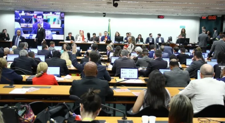 Por 34 a 4, comissão aprova PEC do fim da escala 6x1; veja a lista de deputados