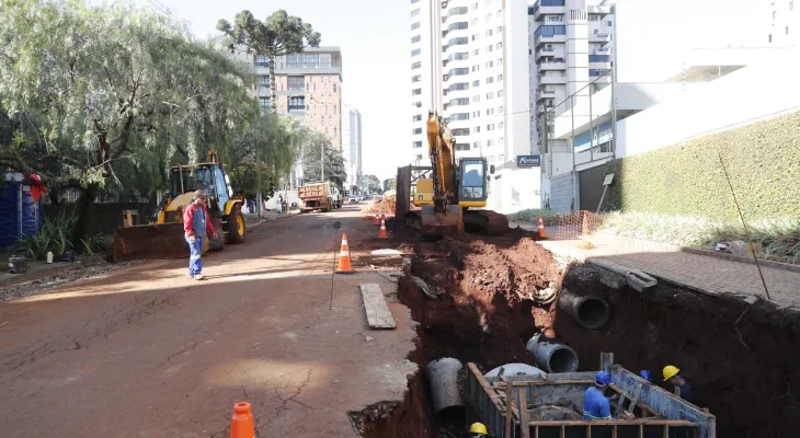 Obra de R$ 3,7 milhões avança para combater alagamentos na região central de Cascavel