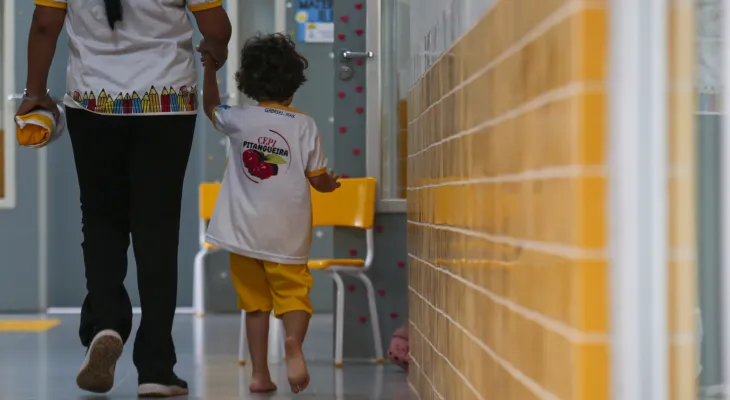 Vereadora cobra cumprimento do piso para profissionais da educação infantil