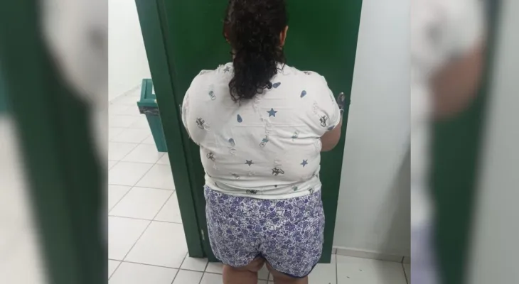 Mulher de 37 anos é presa após fingir ser adolescente e viver mais de um ano com família em SC