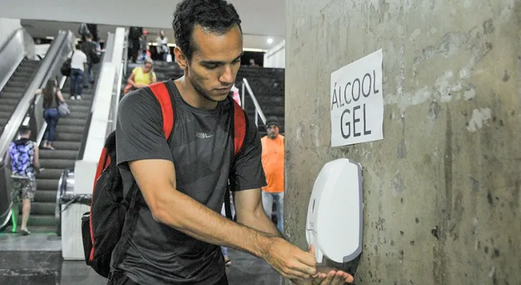 Projeto torna obrigatória oferta de álcool em gel em locais públicos