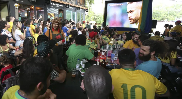 Cobrança de ingresso e consumação mínima em bares durante a Copa do Mundo exige transparência, orienta Abrabar
