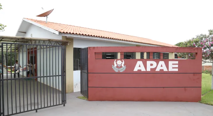 Recebendo por dedicação exclusiva, servidora da APAE trabalhava em outro município durante horário de expediente