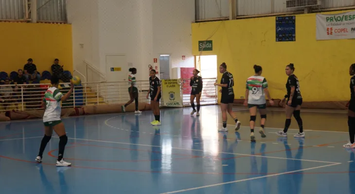 Meninas da Fag Cascavel estreiam na Liga Nacional de handebol com derrota para Criciúma