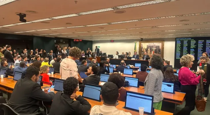 CCJ da Câmara aprova PEC que reduz maioridade penal para 16 anos e proposta avança no Congresso