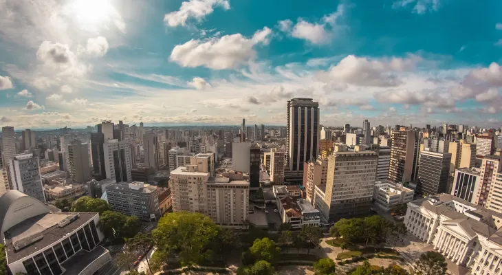 Com orçamento doméstico estruturado, Curitiba desponta como referência em adimplência e impulsiona busca por crédito consciente no Sul