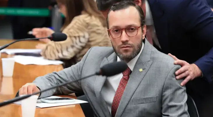 Moraes derruba decisões da Justiça Eleitoral do Paraná e libera propaganda de Gleisi contra Filipe Barros