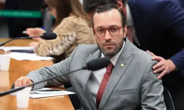 Moraes derruba decisões da Justiça Eleitoral do Paraná e libera propaganda de Gleisi contra Filipe Barros