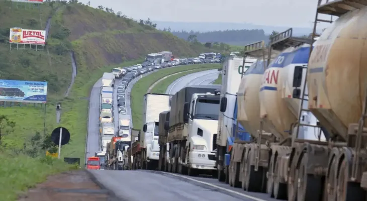 Fiscalização eletrônica do frete opõe caminhoneiros, agro e indústria e trava debate no Congresso