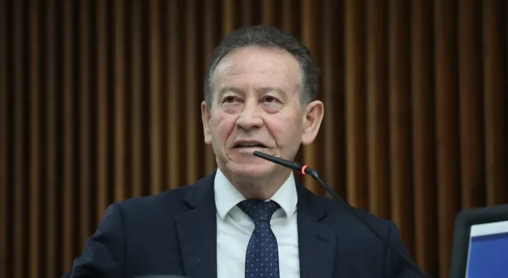 Professor Lemos acusa governo Ratinho de descumprir piso do magistério e denuncia perdas salariais de até 76%