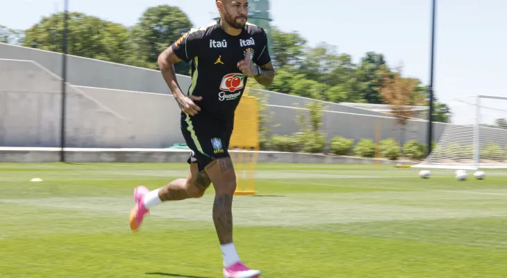 Neymar vai a campo pela primeira vez em treino da Seleção Brasileira