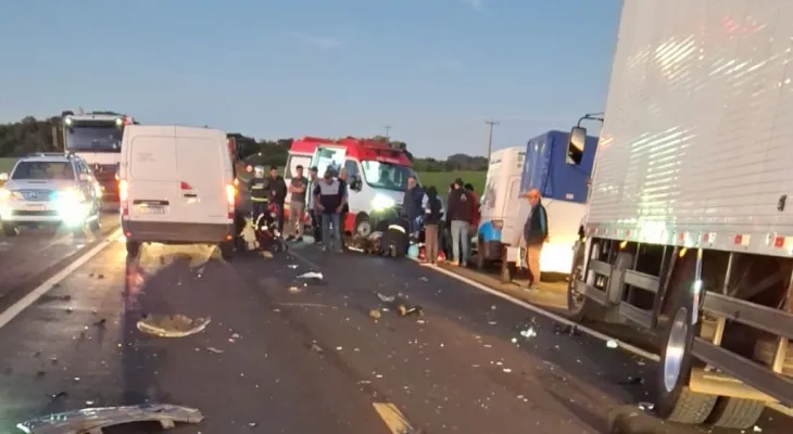 Colisão frontal entre moto e van deixa dois mortos na BR-373, em Candói
