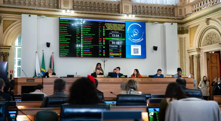 Câmara de Curitiba aprova projeto inspirado no modelo cívico-militar em meio a críticas e questionamentos