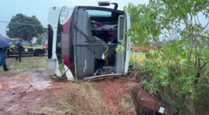 Ônibus com 22 passageiros tomba após colisão com carro na BR-277 em Cascavel