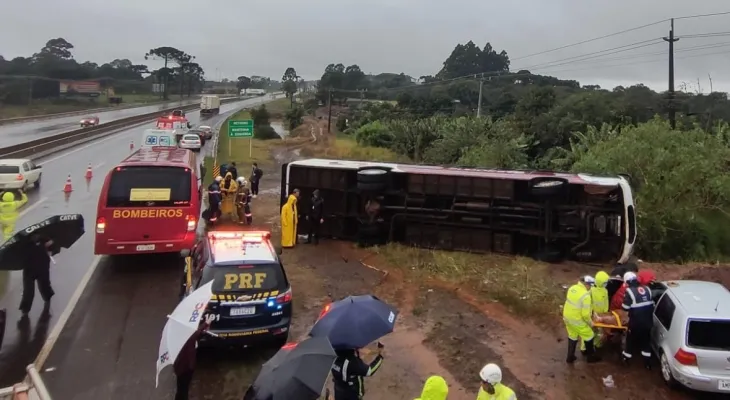 PRF confirma 15 feridos em tombamento de ônibus na BR-277 em Cascavel; 3 em estado grave