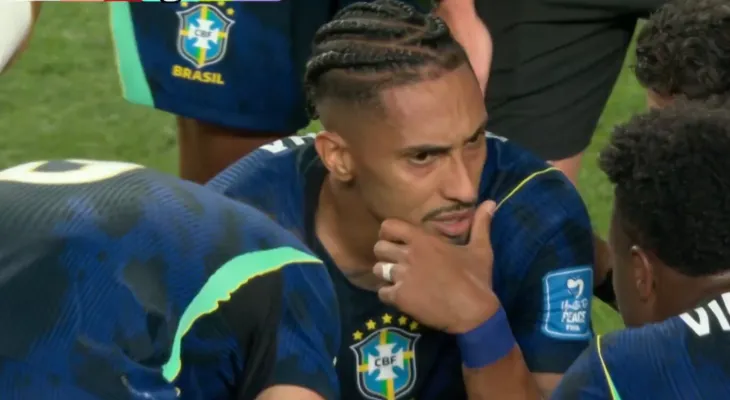 Raphinha preocupa seleção brasileira e passará por nova avaliação após sentir dores na coxa