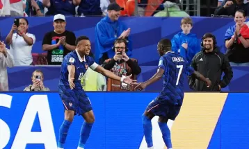 França vence o Iraque após longa paralisação e garante vaga nos 16 avos da Copa