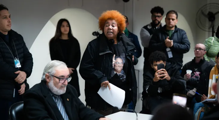 “Seus higienistas, filhotes de coronéis”: protesto marca reunião sobre população em situação de rua na Câmara de Curitiba