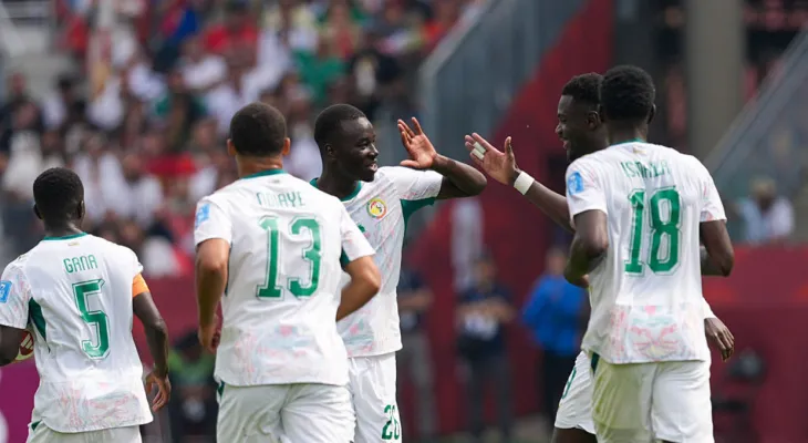 Com um a mais, Senegal goleia Iraque e seca rivais para avançar na Copa
