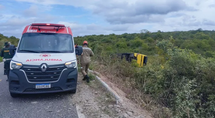 Ônibus com romeiros tomba no Ceará e provoca morte de duas pessoas
